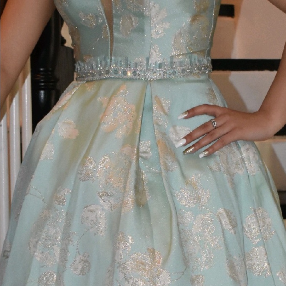 CAMILLE LA VIE PROM DRESS - Picture 4 of 7